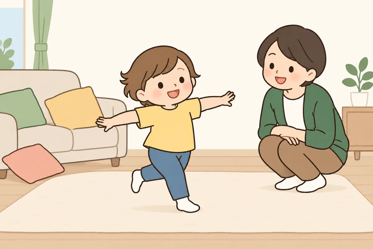 リビングのマットの上で、子どもが両手を広げてくるくる回り、大人が見守っている