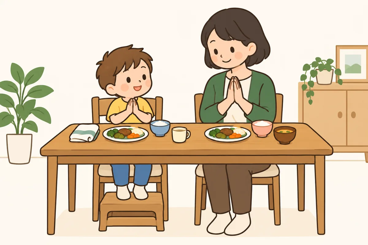 手をふき終えて食卓のいすに座る子どもと、隣で手を合わせる大人