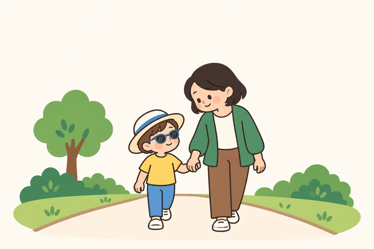 つばのある帽子とサングラスをつけた子どもが、大人と手をつないで晴れた道を歩いている