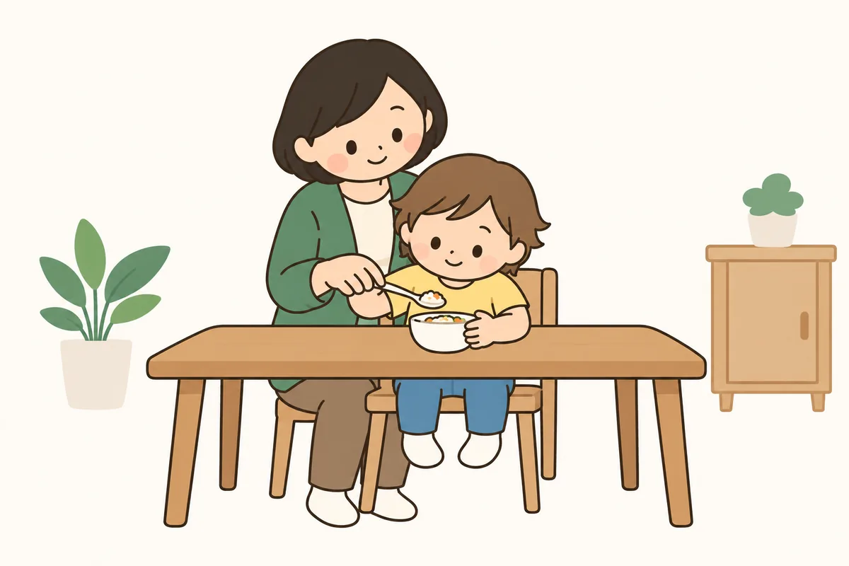 浅いスプーンと深めの皿で食べる子どもと、手を添える大人。