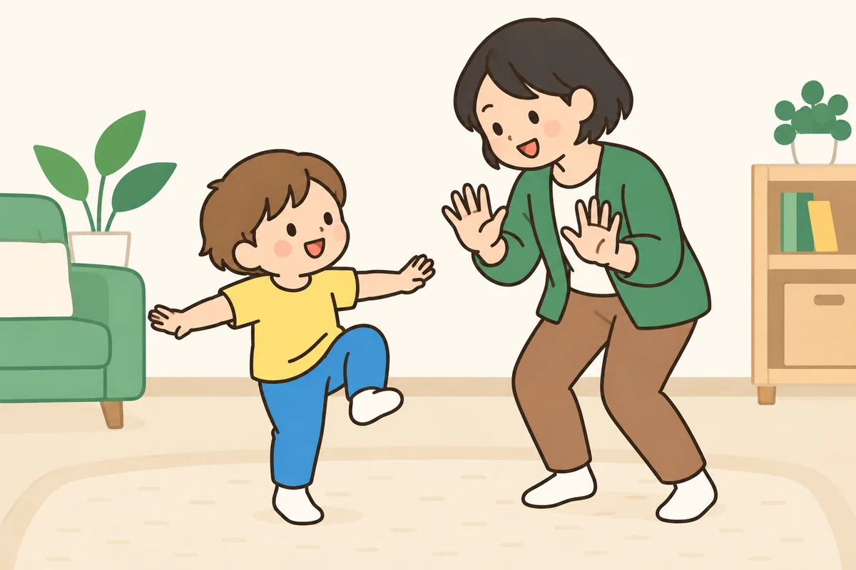 居間で、子どもが片足を上げたままぴたりと止まり、大人が笑っている