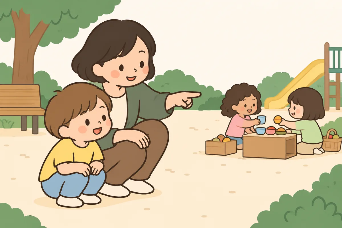 大人と子どもが並んでしゃがみ、少し先で遊ぶ子どもたちを見ている