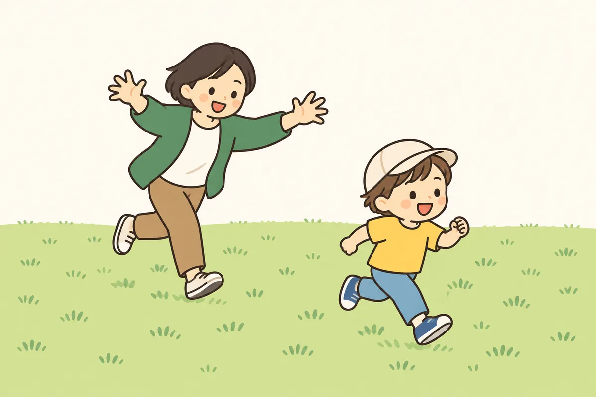 公園の芝生で、大人に追いかけられた子どもが笑いながら逃げている